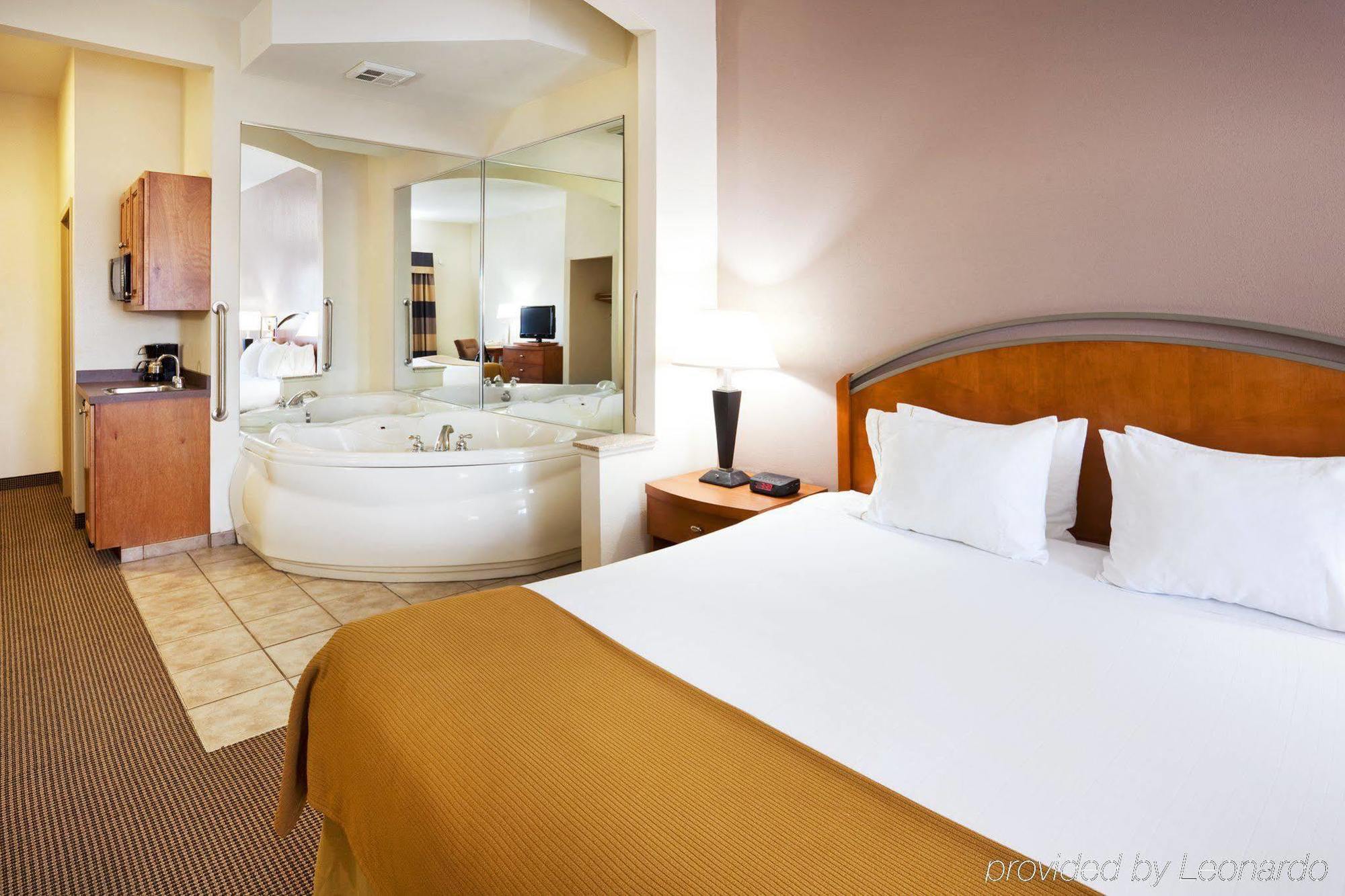 Holiday Inn Express Forest City By Ihg Szoba fotó